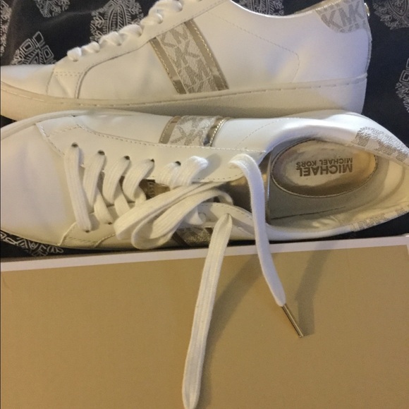 Shoes - Picture 3 of 4